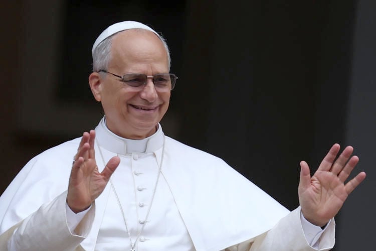 Paus roept op tot Olympische wapenstilstand: “Laat mensen ongestoord curling kijken voor ze sneuvelen”