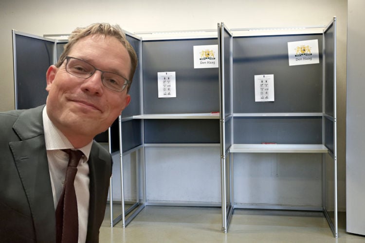 Hypocriet? Man (45) die al zes jaar roept dat het WEF alles bepaalt, is toch gaan stemmen