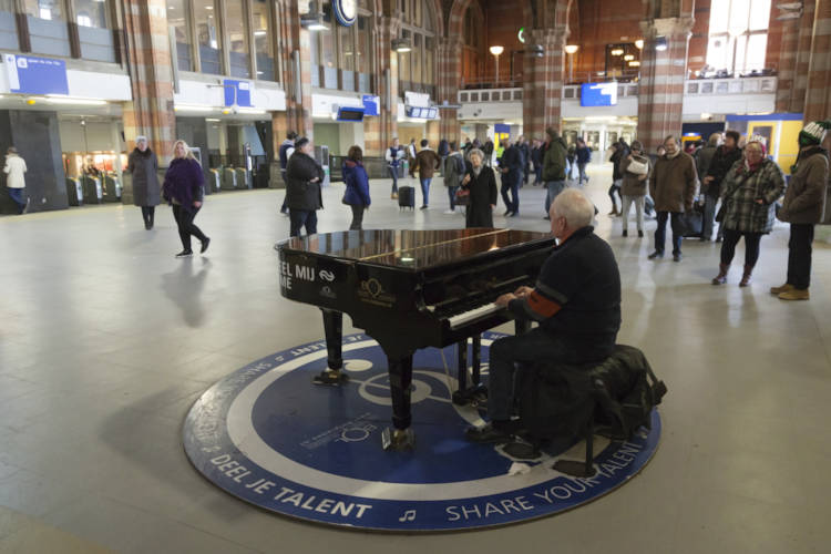Steeds meer kritiek op de stationspiano’s van de NS: “Enkel leuk voor elitaire, muzikale reizigers”