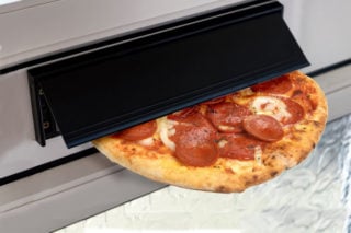 Pizza’s steeds vaker contactloos via de brievenbus bezorgd Pizza’s steeds vaker contactloos via de brievenbus bezorgd