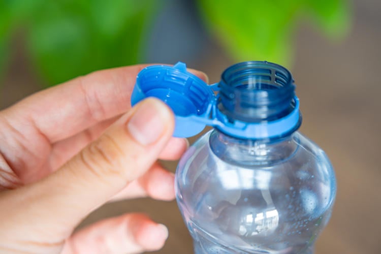 Dop moeilijk los te krijgen van plastic fles