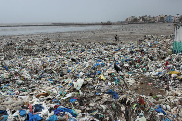 India maakt duurzaam strand van gerecycled plastic