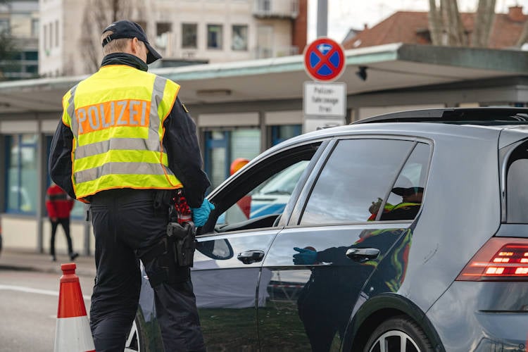 Duitsland gaat grenzen beschermen met paspoortcontroles, later wellicht ook muur