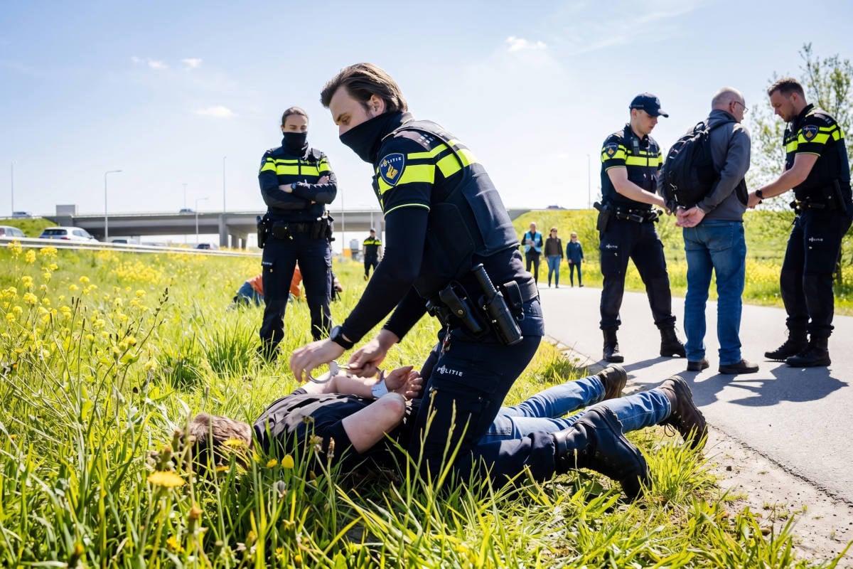 Politie voorkomt op het nippertje dat klimaat wordt gered op de A12