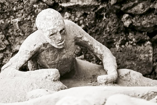 Slachtoffers Pompeï nog onder het puin, hulpverlening komt moeizaam op gang
