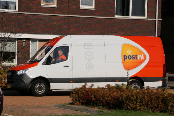 PostNL wil voortaan halverwege afspreken: “Werk eerlijker verdelen tussen bezorger en ontvanger”