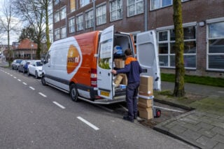 PostNL verlaagt werkdruk: Bezorger vult stapel “U bent niet thuis”-briefjes alvast van tevoren in PostNL verlaagt werkdruk: Bezorger vult stapel “U bent niet thuis”-briefjes alvast van tevoren in