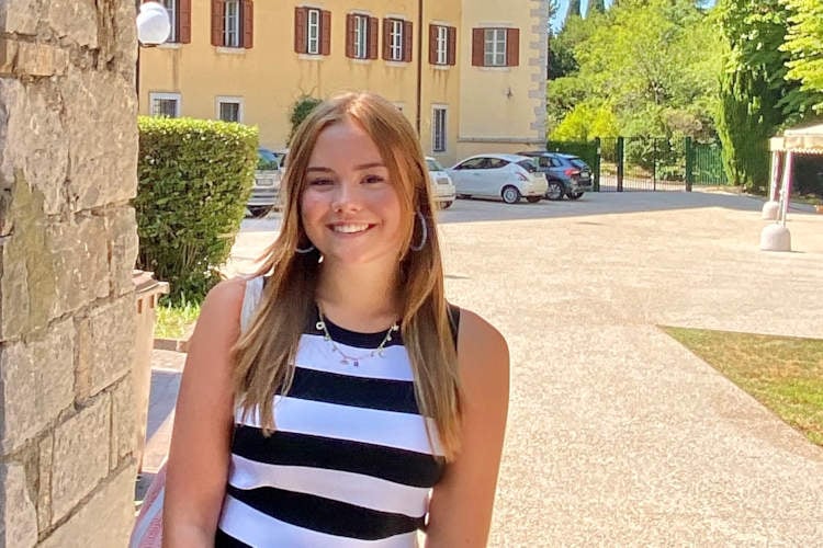 Prinses Ariane wordt 17 en zit net als ieder ander kind in Italië op school: “Belangrijk dat zij als een normaal kind opgroeit”