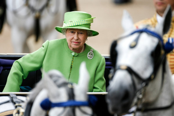 Elizabeth mag toch aanblijven als koningin na uitbundig jubileumfeest