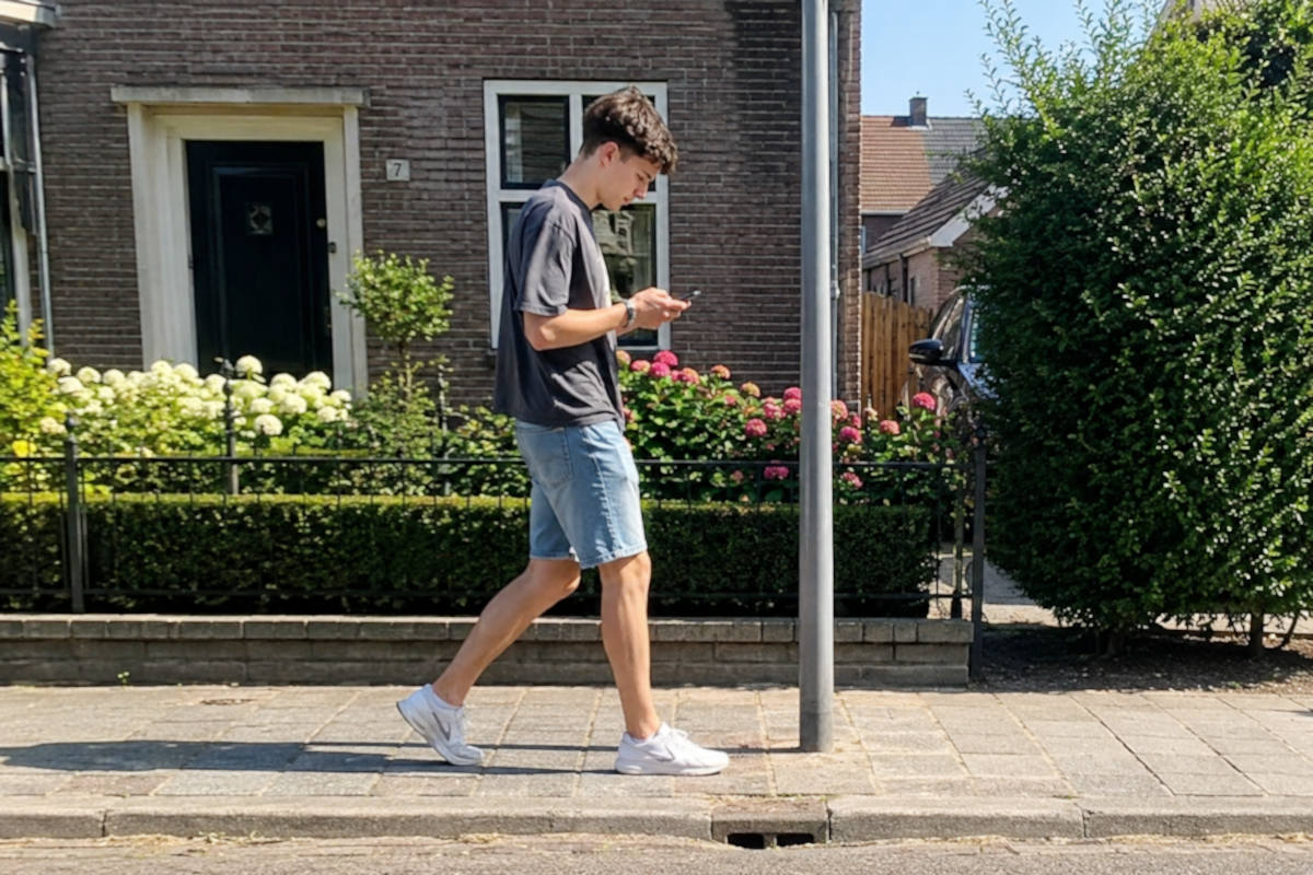 Gemeente hangt airbags aan lantaarnpalen voor scrollende voetgangers