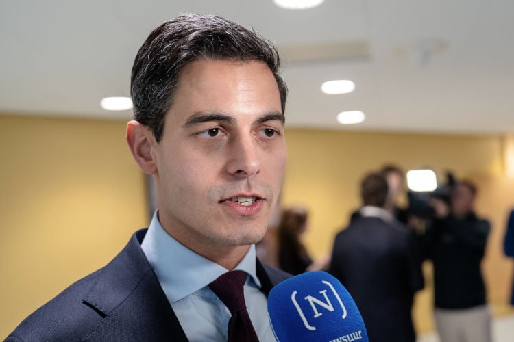 Jetten doodmoe na onderhandelingen: “Bontenbal snurkt als een bouwvakker”