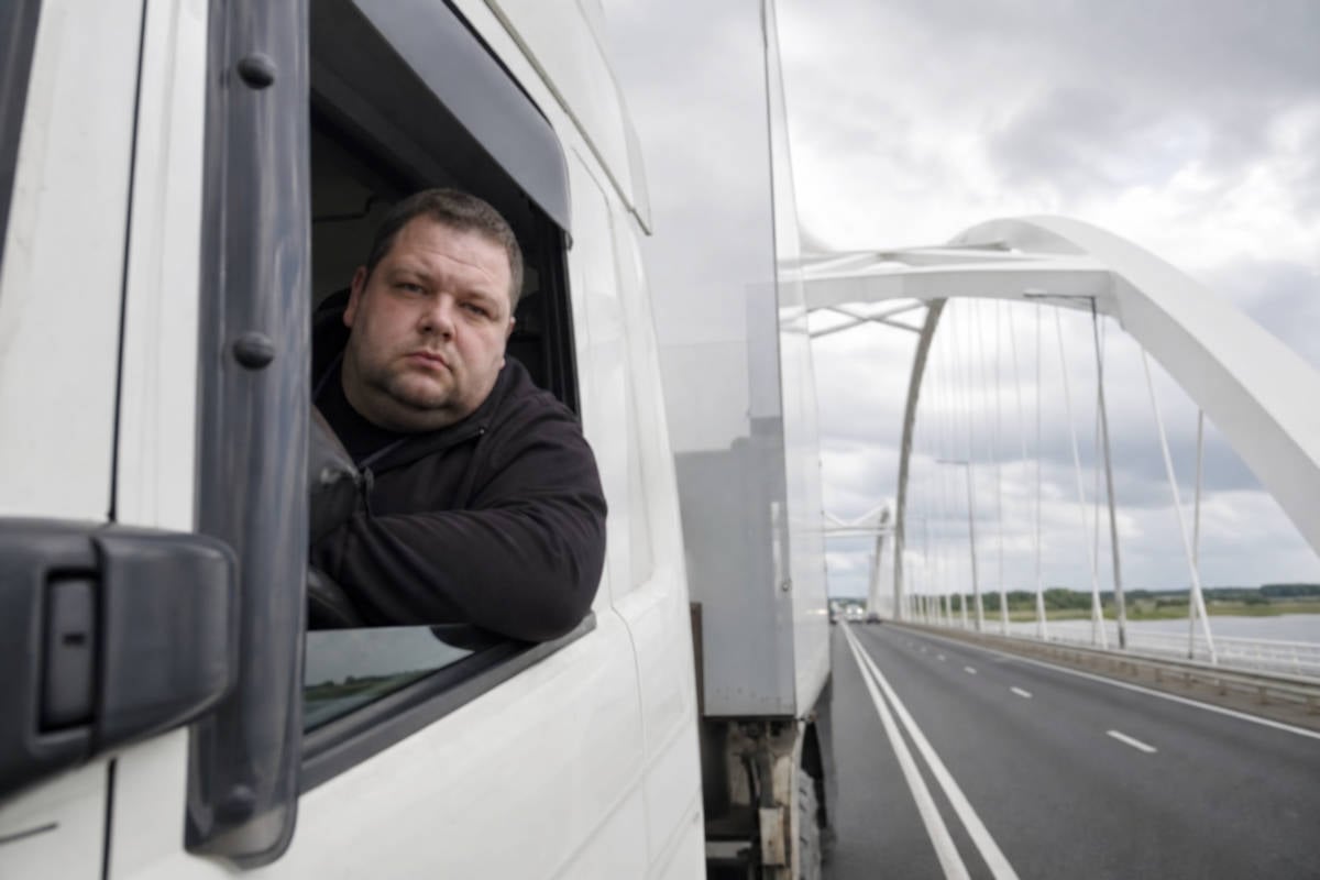 Vrachtwagenchauffeur Ron (37) rijdt gewoon over Merwedebrug: ‘Ik weeg zelf maar 96 kilo’