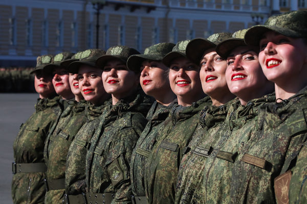 Rusland zorgt voor meer gelijkheid op Vrouwendag: Veel meer vrouwen naar het front