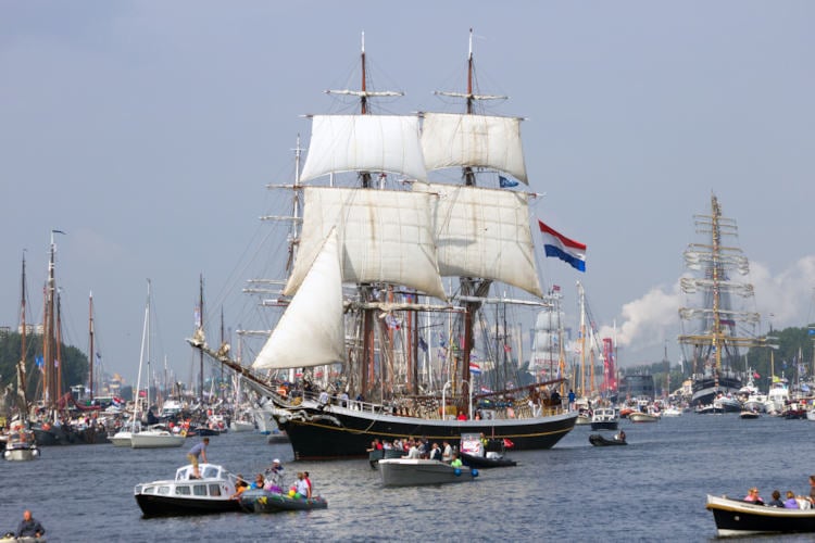 Autofabrikanten kritisch op SAIL Amsterdam: “Niet de bedoeling dat iedereen gaat zeilen”