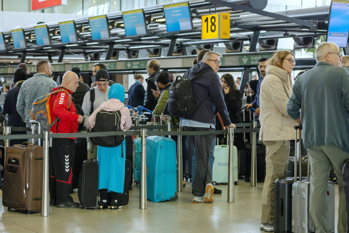 Schiphol opent klachtenbalie in vertrekhal voor Nederlanders die alvast over hun bestemming willen k