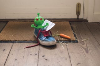 Liefde van ouders voor kinderen neemt af, blijkt uit hoeveelheid harteloze troep van Temu in schoenen Liefde van ouders voor kinderen neemt af, blijkt uit hoeveelheid harteloze troep van Temu in schoenen