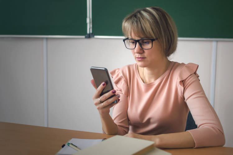 Mobieltjes in de klas worden verboden: “Onderwijzer moet aandacht bij de les houden”