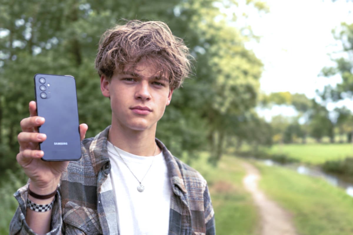 Sem (16) doet uit duurzaamheid al anderhalf jaar met dezelfde telefoon: “Je went eraan”
