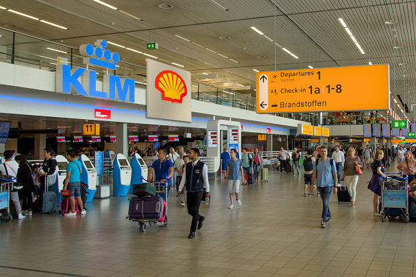 Schiphol opent tankstation in vertrekhal in poging weer winst te kunnen maken