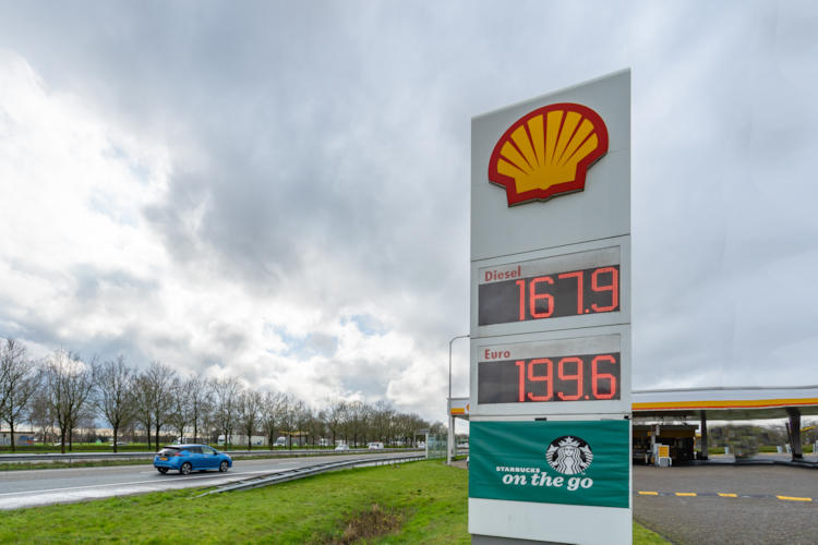 Shell boos op automobilisten na enorme winstdaling: “Buitensporige woekerdaling”
