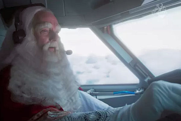Stoomboot niet milieubewust, daarom kwam Sinterklaas aan met een privéjet