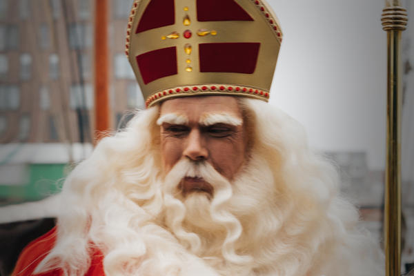 Kick Out Sinterklaas is chaos Sinterklaasjournaal zat: “Die seniele ouwe zak heeft boottocht nog geen enkel jaar vlekkeloos laten verlopen”