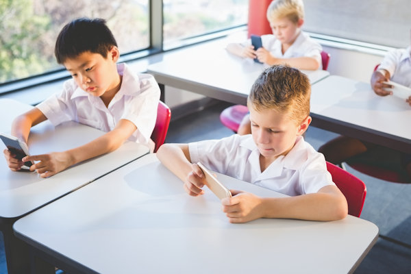 Eerste basisschool verbiedt pen en papier in de klas: “Met hun smartphone kunnen ze alles”