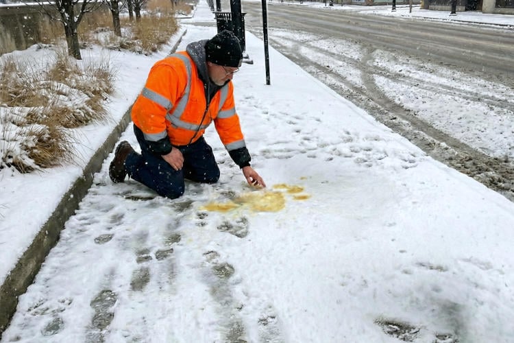 Mysterieuze gele vlekken ontdekt in sneeuw Rotterdam, oorzaak nog onduidelijk