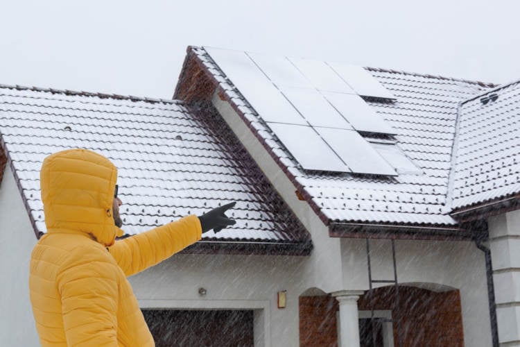 Man (38) uit Heerlen verdient grof geld met sneeuwpanelen op zijn dak: “Ik zit nu al op duizend euro”
