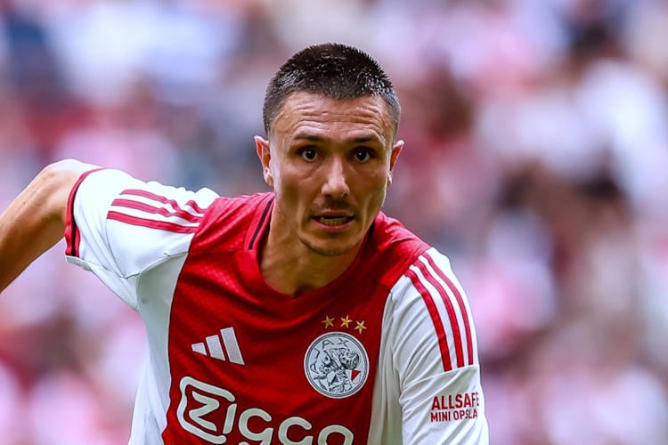 Van Persie maakt Ajax-speler Berghuis aanvoerder van Feyenoord: “Voorkomt gedoe in kleedkamer”