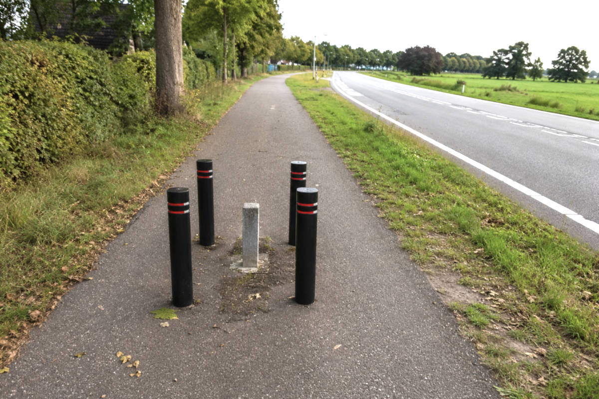 Gemeente beveiligt gevaarlijk paaltje met vier extra paaltjes