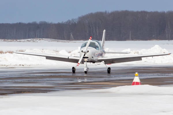Strooivliegtuigjes proberen luchtruim sneeuwvrij te houden