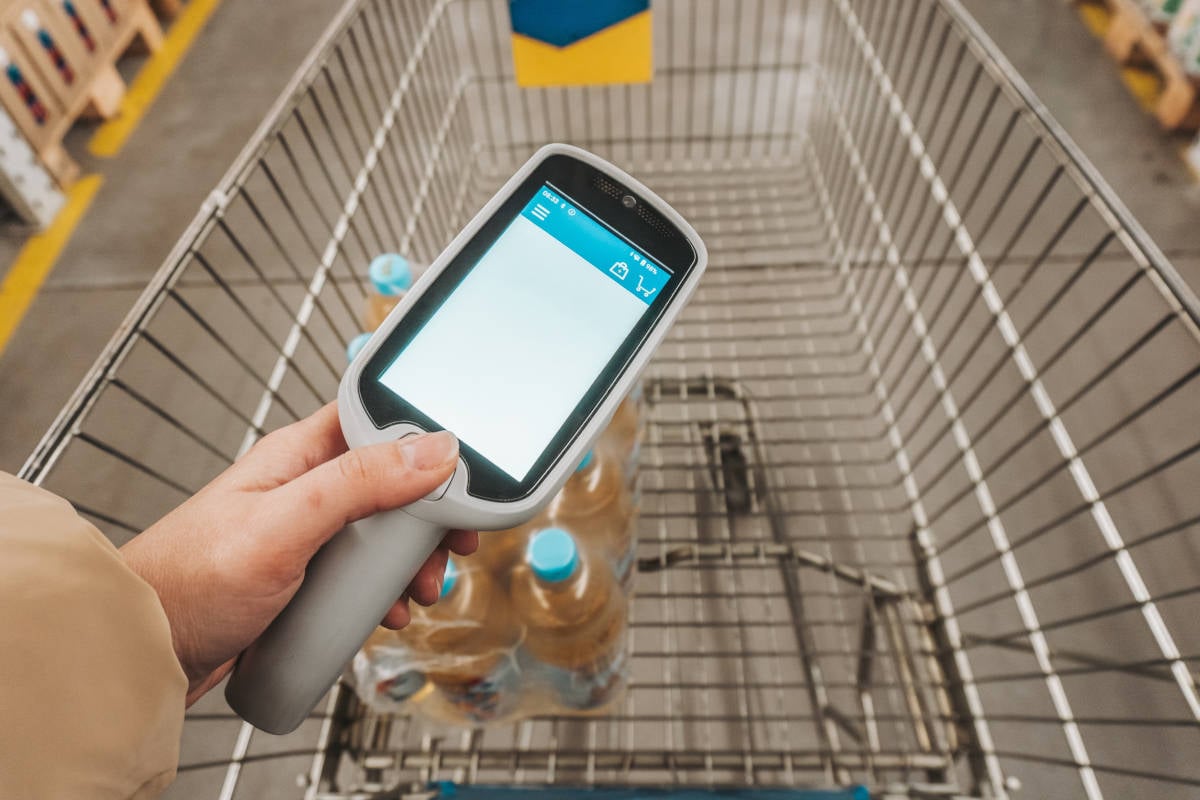 Supermarkten verscherpen zelfscancontroles: “Het is de bedoeling dat alleen de kassa sjoemelt”