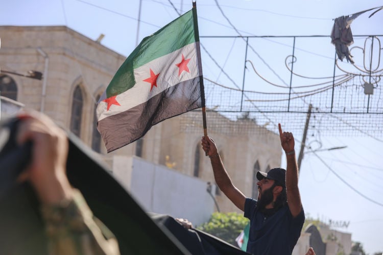 Syriërs blikken terug op eerste jaar zonder Assad: “Je wist vroeger tenminste wel precies door wie je onderdrukt werd”