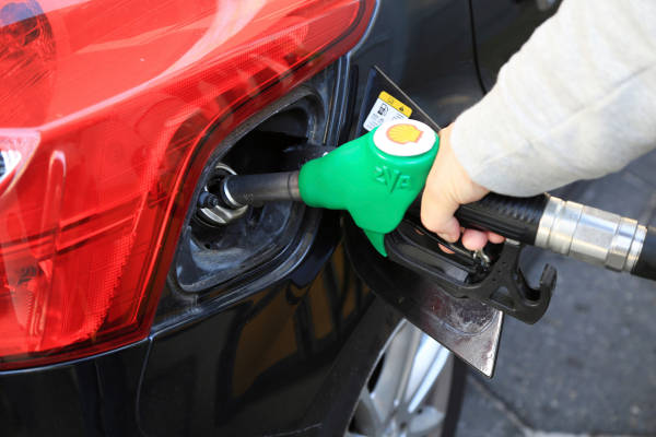 Benzineprijs dramatisch gedaald: waarom grijpt het kabinet niet in?