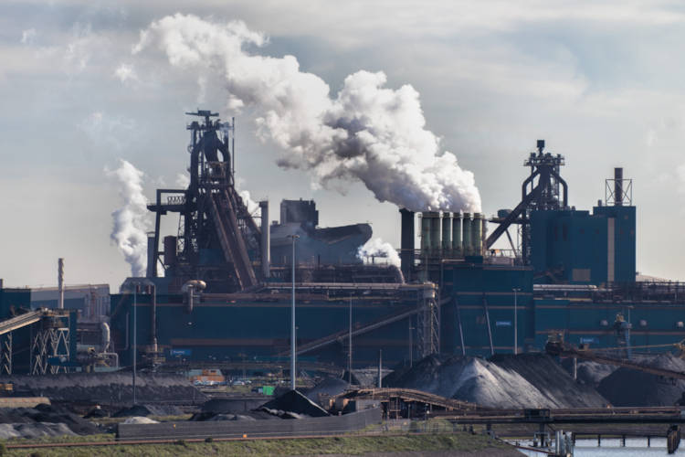 Tata Steel voegt pepermunt toe aan uitstoot: “Rook ruikt voortaan aanzienlijk frisser”