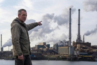 Omwonenden vrezen sluiting Tata Steel-fabriek: “Iconisch herkenningspunt van onze wijk mag niet verloren gaan” Omwonenden vrezen sluiting Tata Steel-fabriek: “Iconisch herkenningspunt van onze wijk mag niet verloren gaan”