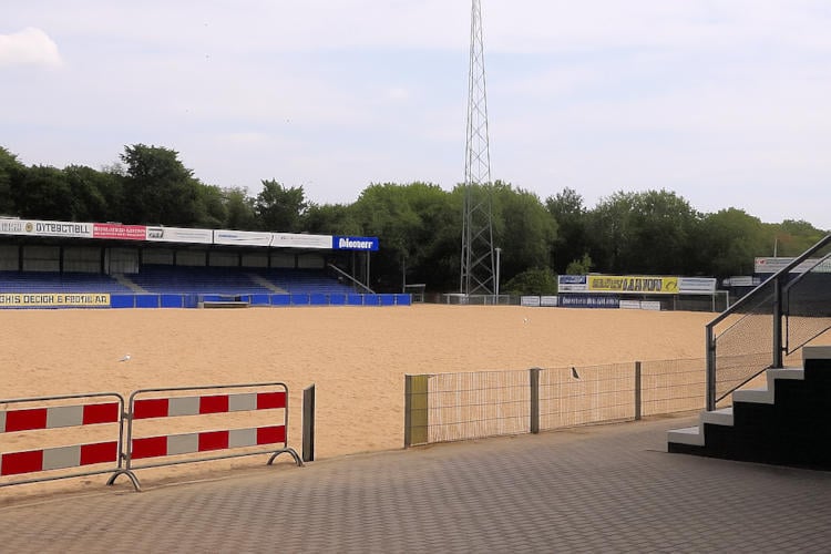 Telstar keert terug in Eredivisie als zandvoetbalclub: “Geen geld voor echt gras”