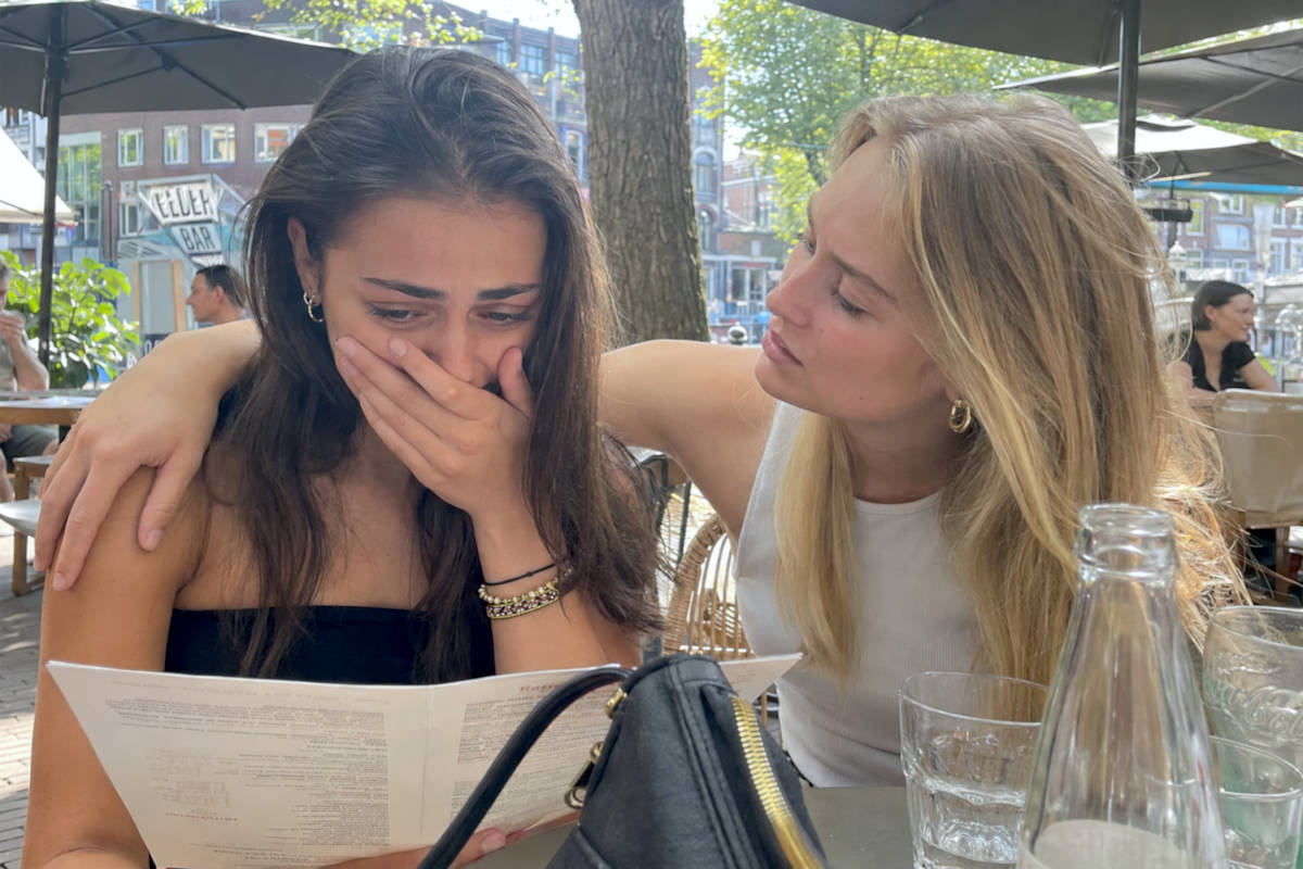Steeds meer jongeren voelen zich overprikkeld op terras: “De kaart bood 14 soorten speciaalbier”