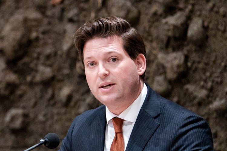 Jonge Kamervoorzitter Thom van Campen wil massive glow-up: “Huidige Kamervibe is gewoon dusty”
