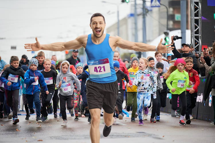 Tom Florkens (26) wint wederom 500m KidsRun in Meppel: “Keihard voor getraind”