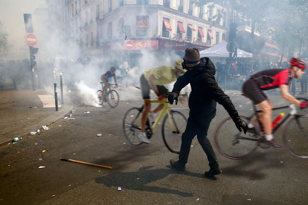 Rellende jongeren in Frankrijk gehinderd door Tour de France-rijders