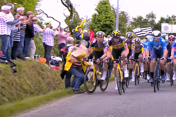 Wielrenners Tour de France rijden agressief in op publiek