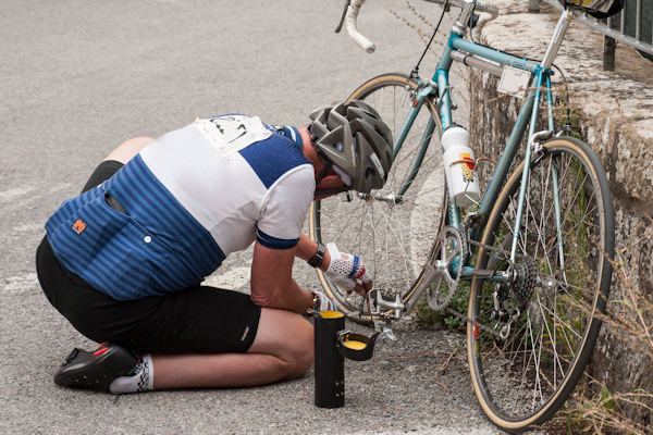 Lubbermelk rijdt lek tijdens Tour de France en eindigt op zware achterstand: “Oliedom dat ik mijn fietspomp was vergeten”