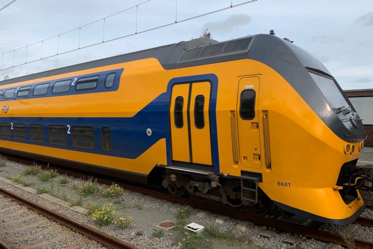 NS past dienstregeling aan vanwege blaadje op de rails