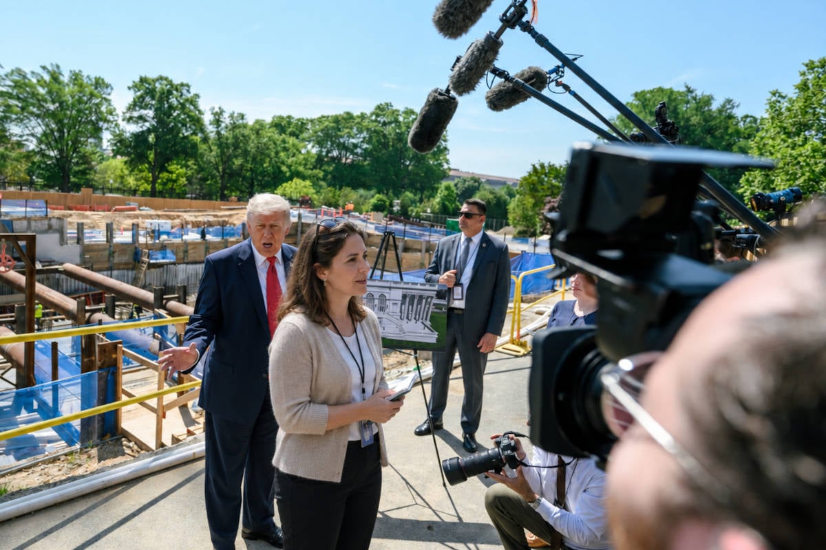 Trump houdt toespraken voortaan achter verslaggevers die iemand anders interviewen