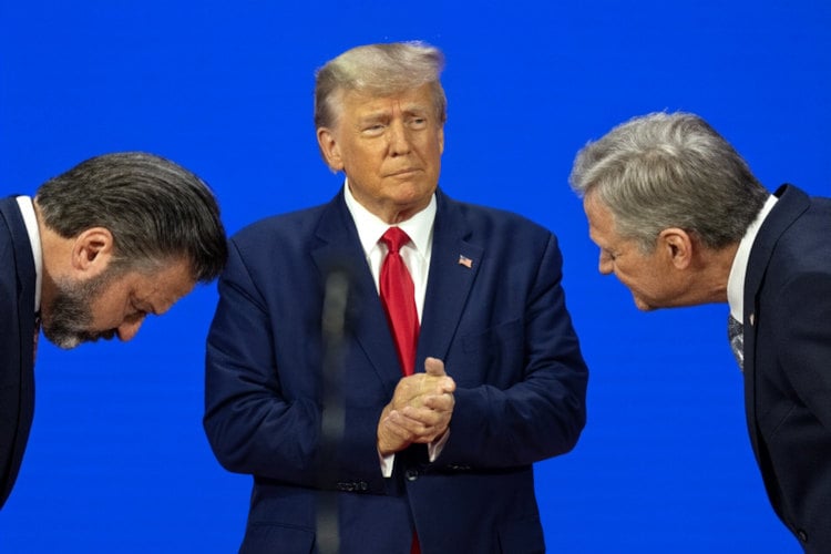 Bijeenkomst ter ere van Donald Trump in Den Haag druk bezocht