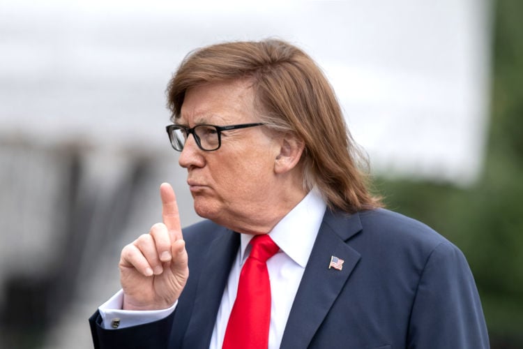 Trump slaat terug: “Kerel op Epstein-foto’s lijkt totaal niet op mij”