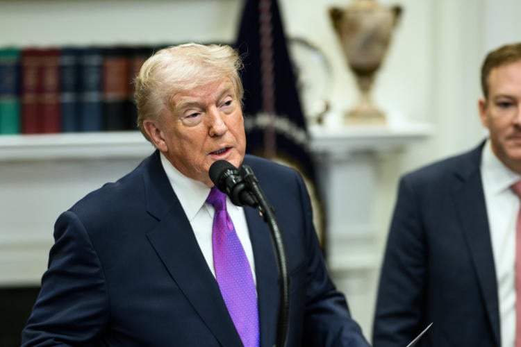 Trump: “Klimaatverandering niet schadelijk en een vork in het stopcontact steken geeft geweldige energieboost”