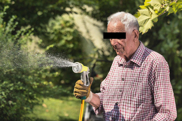 Asociale man (67) sproeit tuin ondanks droogte